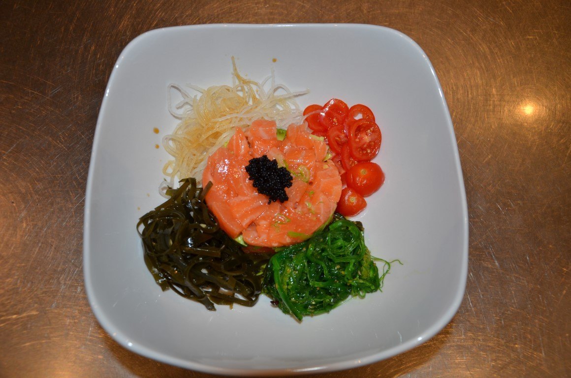 Tartar de salmón con tóbico y trufa