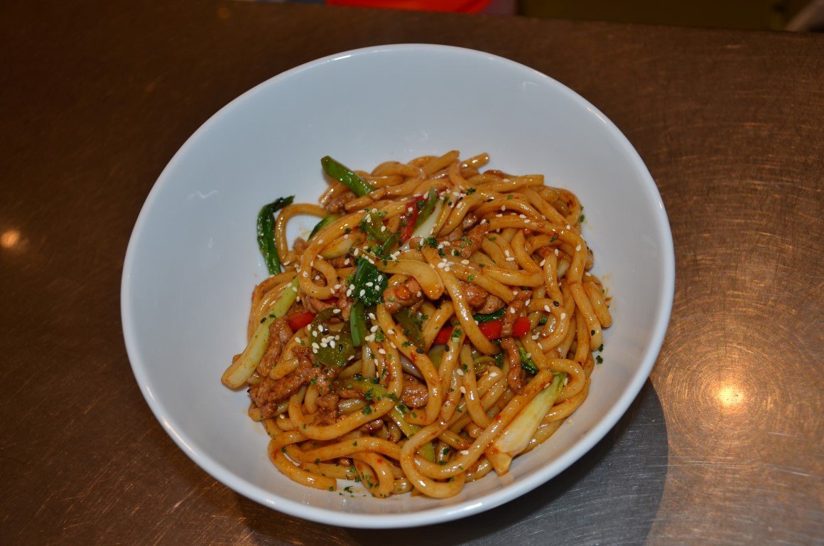 Yakiundon de pollo o ternera